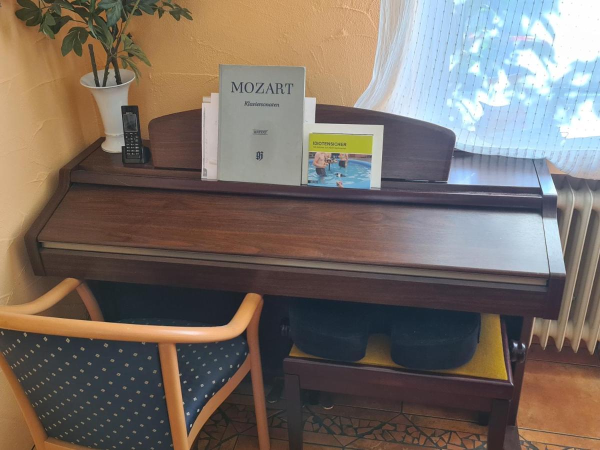 Geraeumiges Ferienhaus In Bad Salzuflen Mit Einfacher Ausstattung, Fuer Geschaeftsreisende, Gruppen Oder Familien Geeignet, 4 Schlafzimmer Exterior foto
